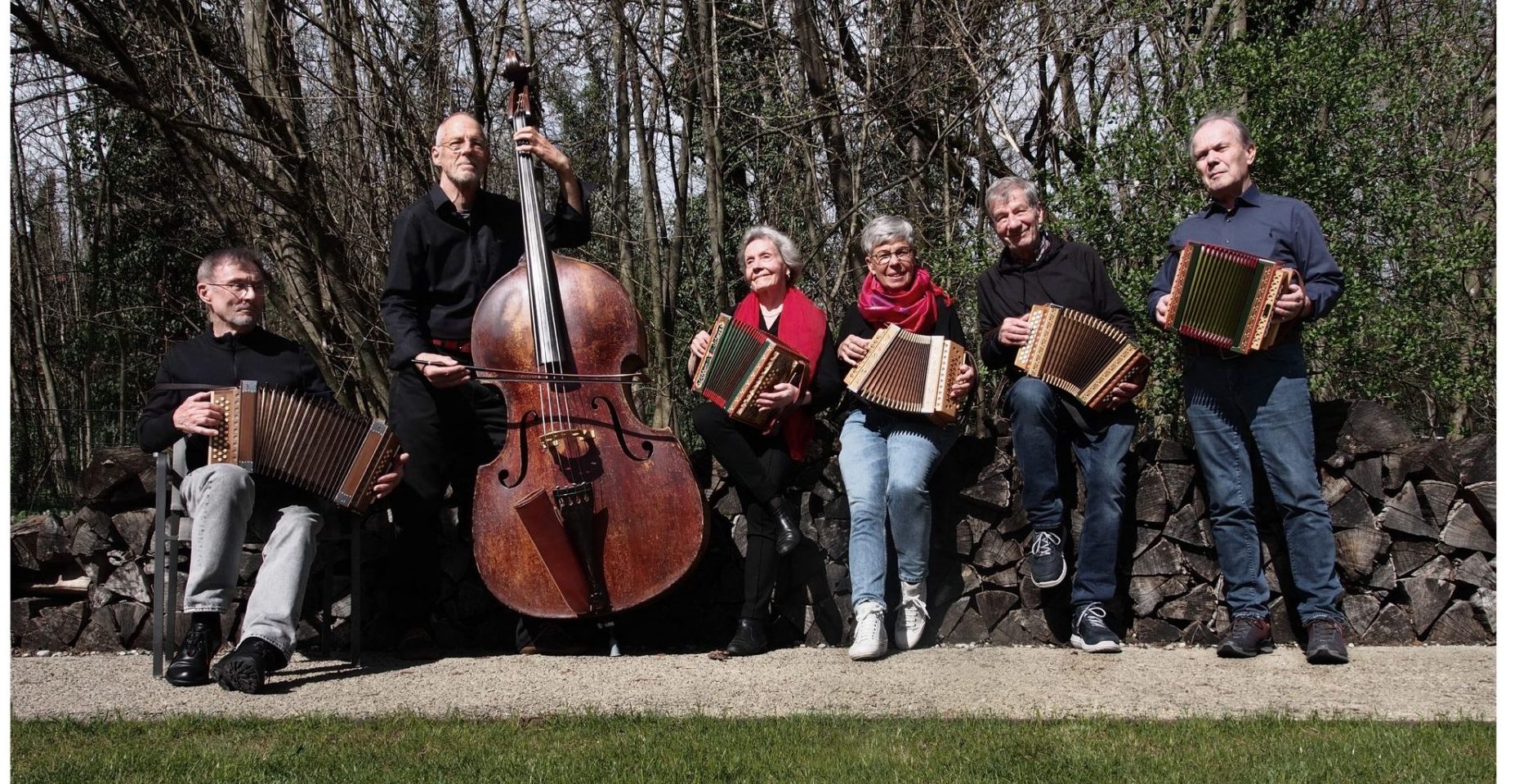 Stubete im Klostergarten mit der Oberbalmbergler Örgeligruppe und der Gruppe «g’Hackt’s mit Horn»